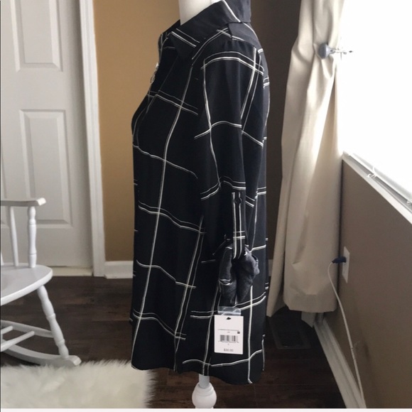 Nice black and ivory half zip blouse - Picture 6 of 8